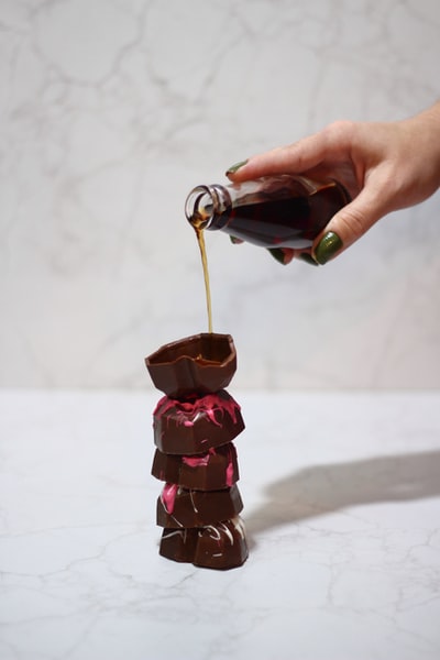 Pour the brown liquid on the brown ceramic cup
